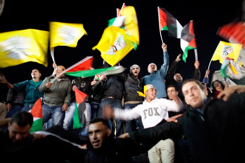 galleries/2012/12/01/palestinians-party-after-u-n-recognizes-palestine-as-a-non-member-state-photos/palestine-celebrates-un-4_xpbslh