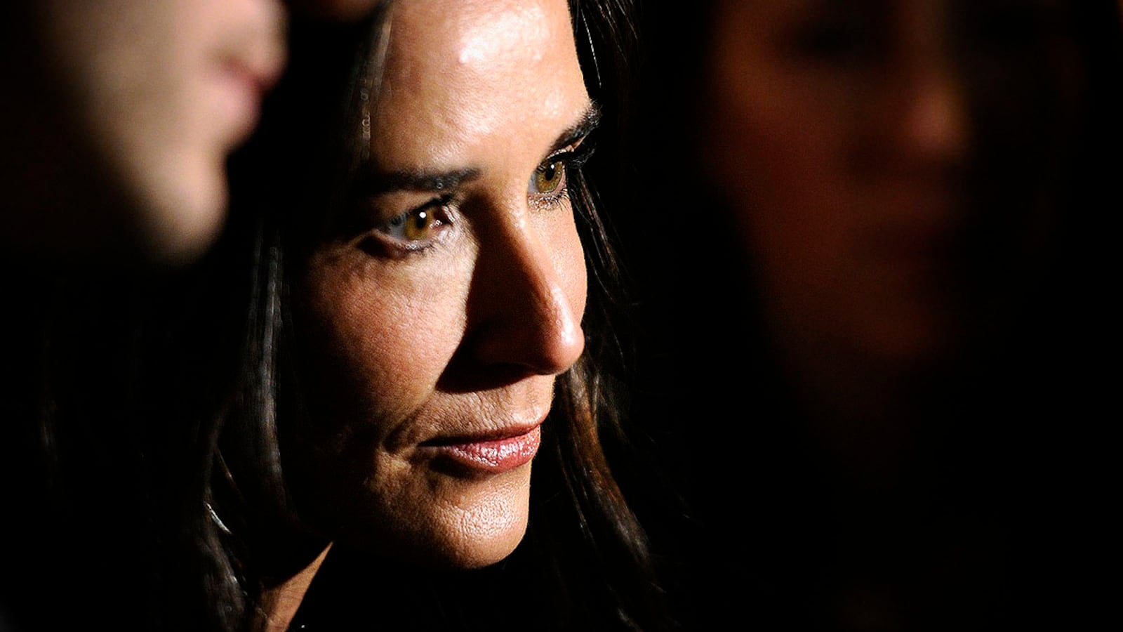 cheats/2012/01/27/sarah-jessica-parker-replaces-demi-moore-in-lovelace/poor-demi-moore-cheat_d3z6tn