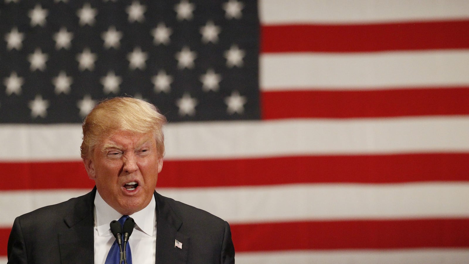 cheats/2016/01/30/trump-hillary-lead-final-iowa-poll/160128-trump-social-media-debate-cheat_p2siz4