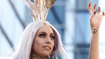 cheats/2011/03/28/lady-gaga-donates-15-million-to-japan-save-the-children-relief-effort/lady-gaga-4_gpb7xi