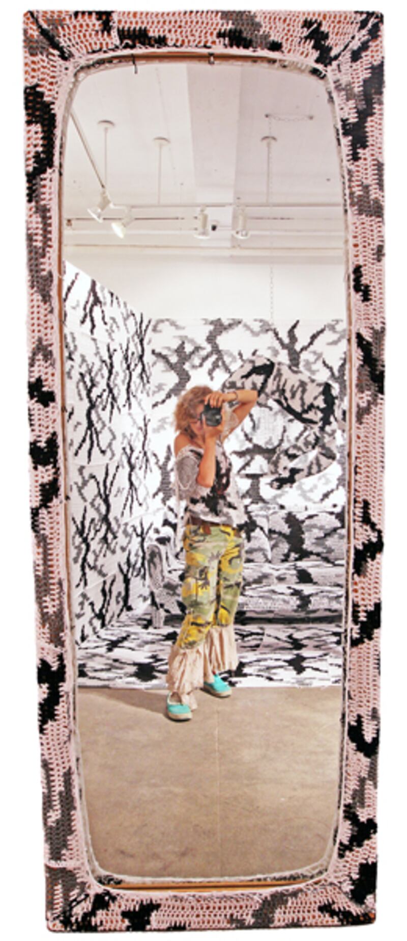 galleries/2011/08/12/olek-crochets-new-art/olek-crocheted-mirror-1_oy5nkc