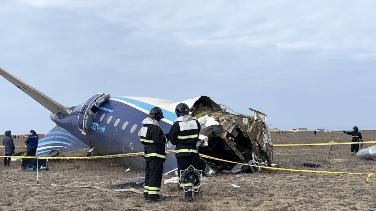 AKTAU, KAZAKHSTAN - DECEMBER 25. (----EDITORIAL USE ONLY - MANDATORY CREDIT - ' Ministry of Emergency Situations of Kazakhstan / / HANDOUT' - NO MARKETING NO ADVERTISING CAMPAIGNS - DISTRIBUTED AS A SERVICE TO CLIENTS----) A view of the crash site where an Azerbaijan Airlines flight with 67 people on board, traveling from the Azerbaijani capital Baku to Grozny in Russia's Chechnya region, crashed near the Kazakh Caspian city of Aktau on December 25, 2024 the Kazakh Emergency Ministry said, adding that there were 25 survivors. (Photo by Emergency Situations of Kazakhstan/Anadolu via Getty Images)