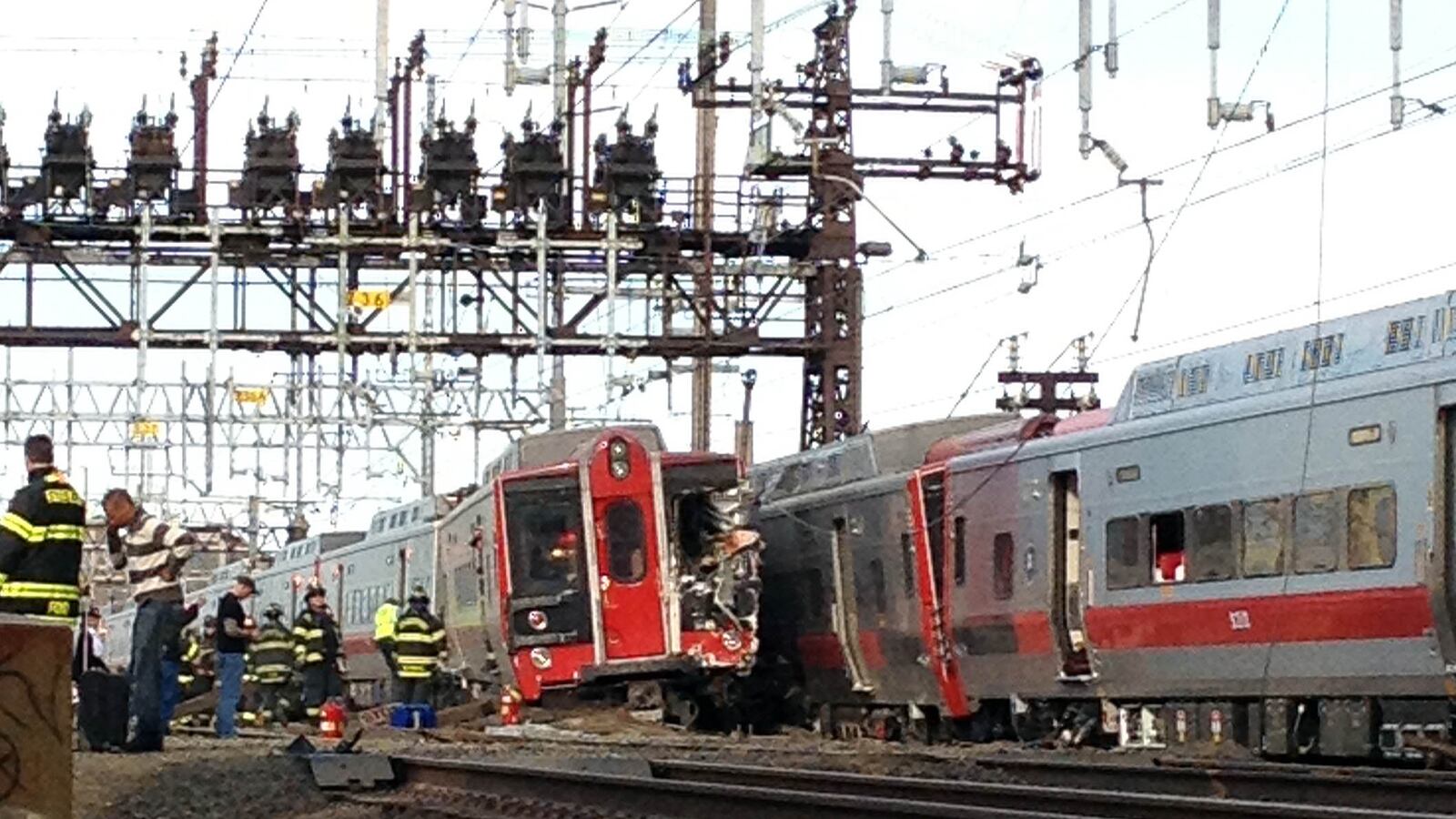 cheats/2013/05/17/train-goes-off-the-rails-injures-20/130517-train-derailment-bridgeport-cheat_hickwn