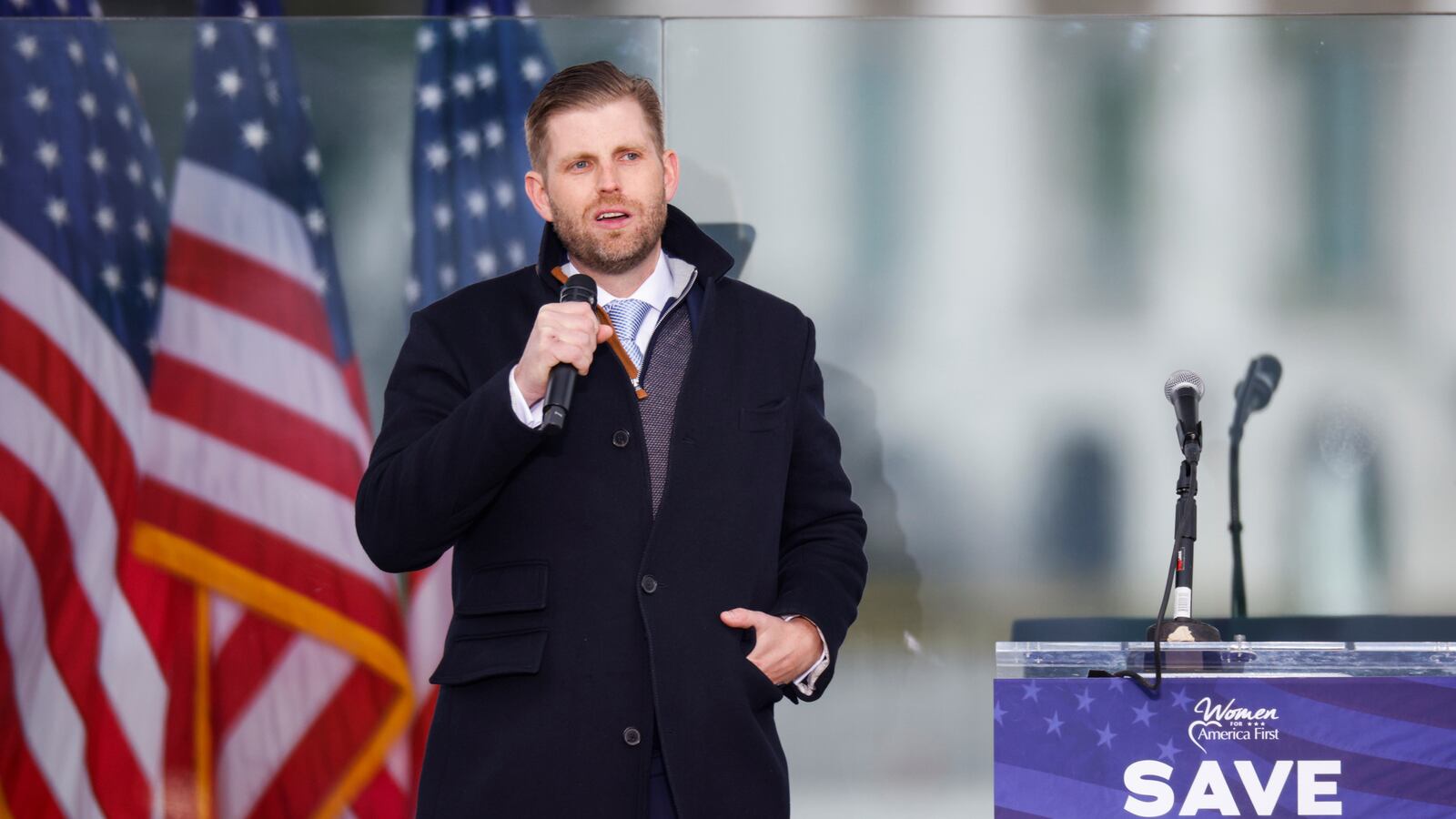 2021-01-06T152303Z_1960817528_RC2F2L99Z621_RTRMADP_3_USA-ELECTION-TRUMP_ipszyc