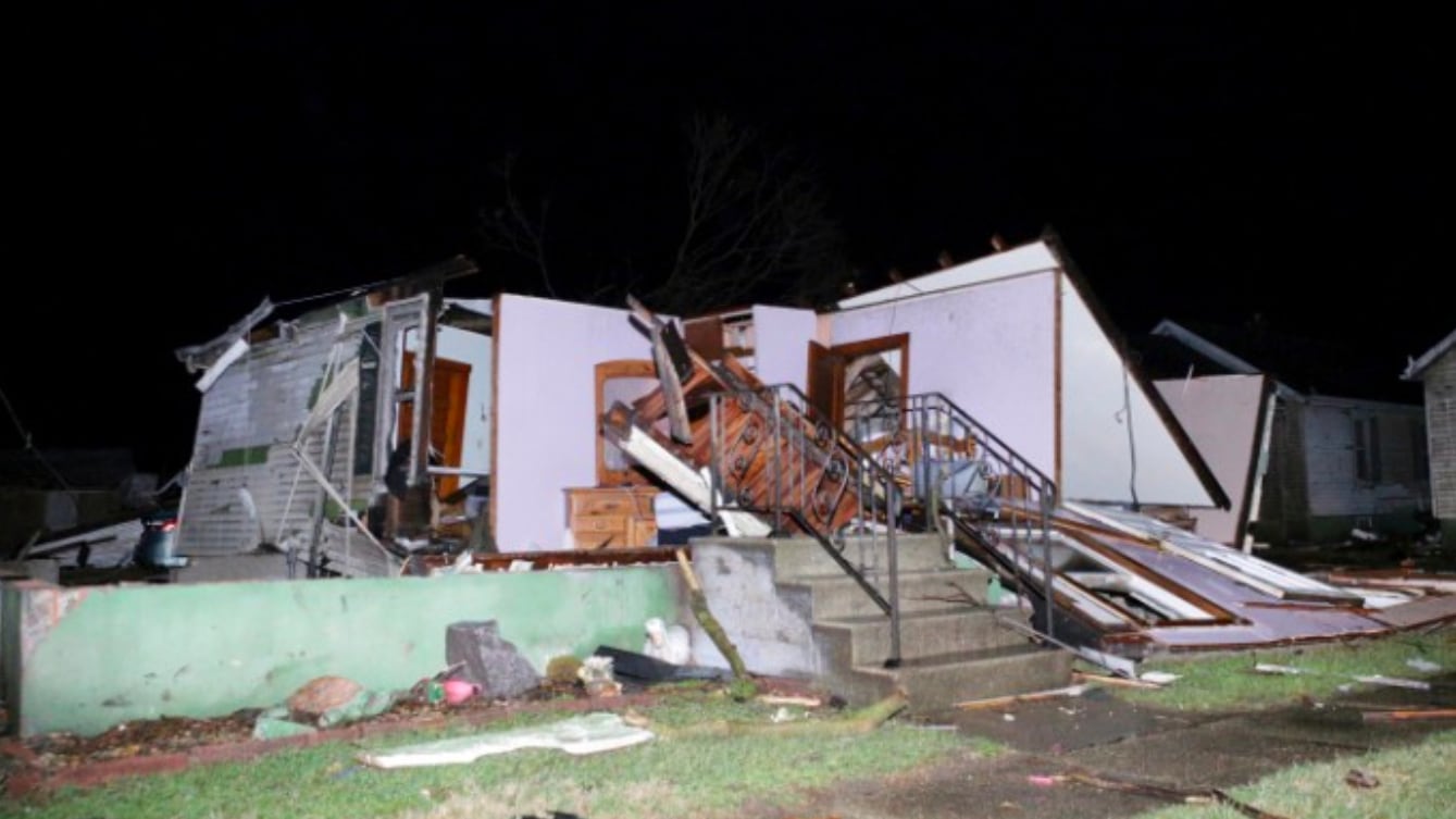 cheats/2017/03/01/22-tornadoes-tore-through-the-midwest/170301-tornado-cheat_ilfqhj