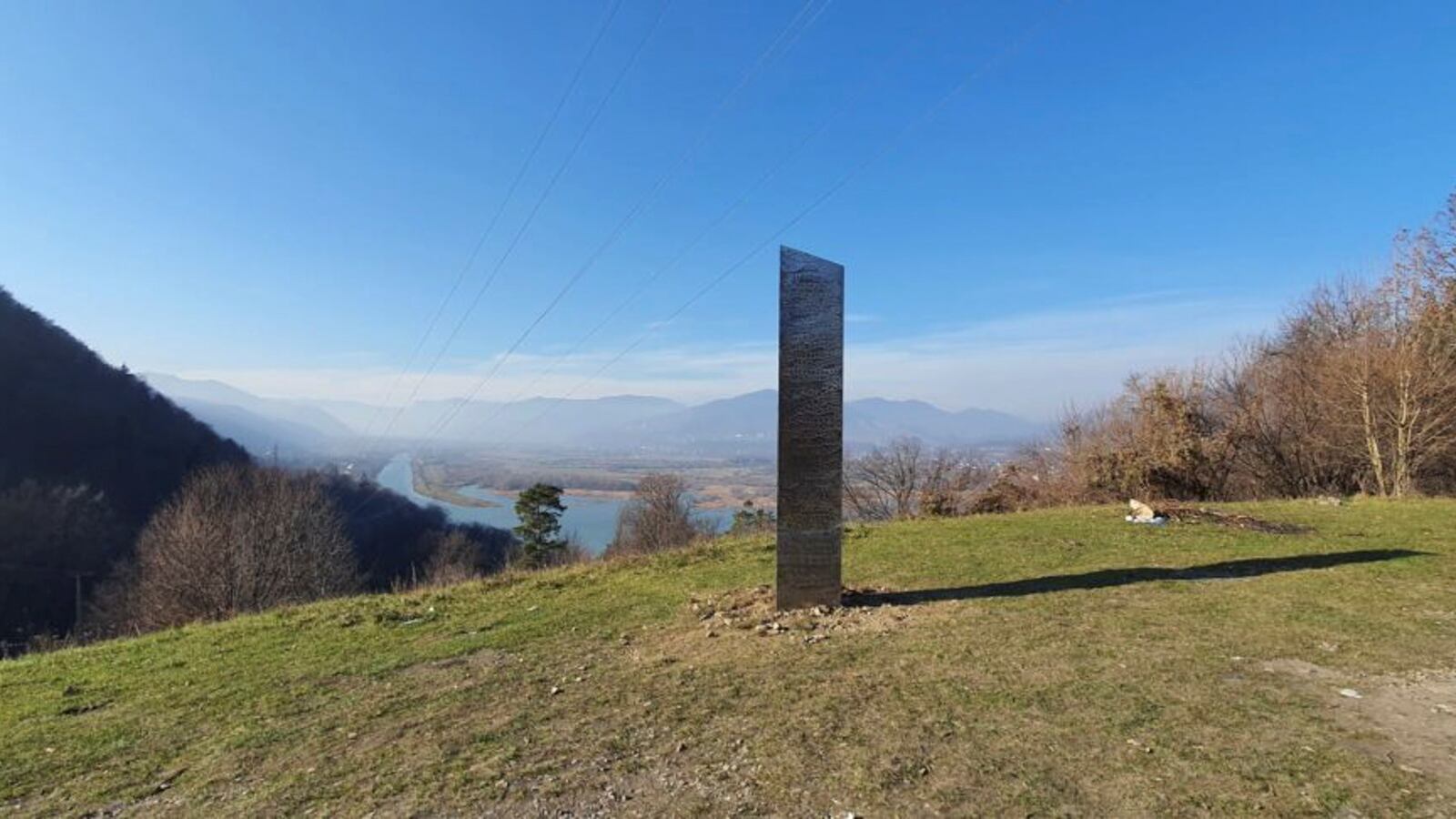 2020-12-01T142012Z_501093475_RC2EEK9OQ1Y3_RTRMADP_3_ROMANIA-MONOLITH_z4xs0q