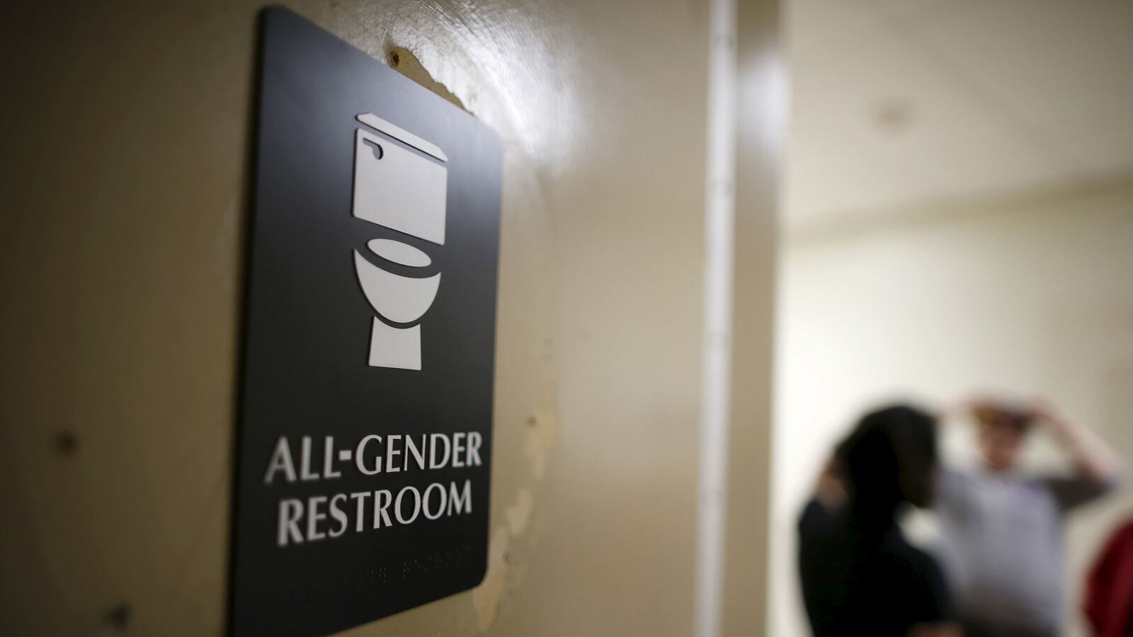 cheats/2016/04/19/unisex-toilets-upset-transparent-crew/160419-transparent-bathroom-cheat_aajhch