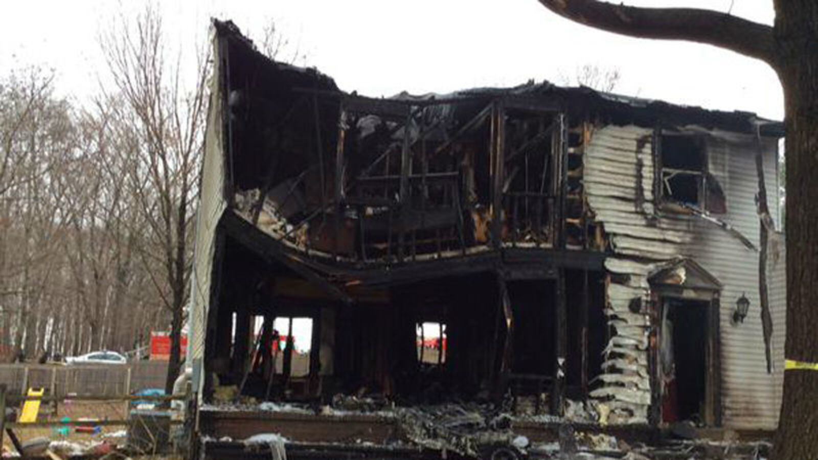 cheats/2014/12/08/6-killed-as-plane-crashes-into-maryland-home/141208-maryland-crash-cheat_pn1agl