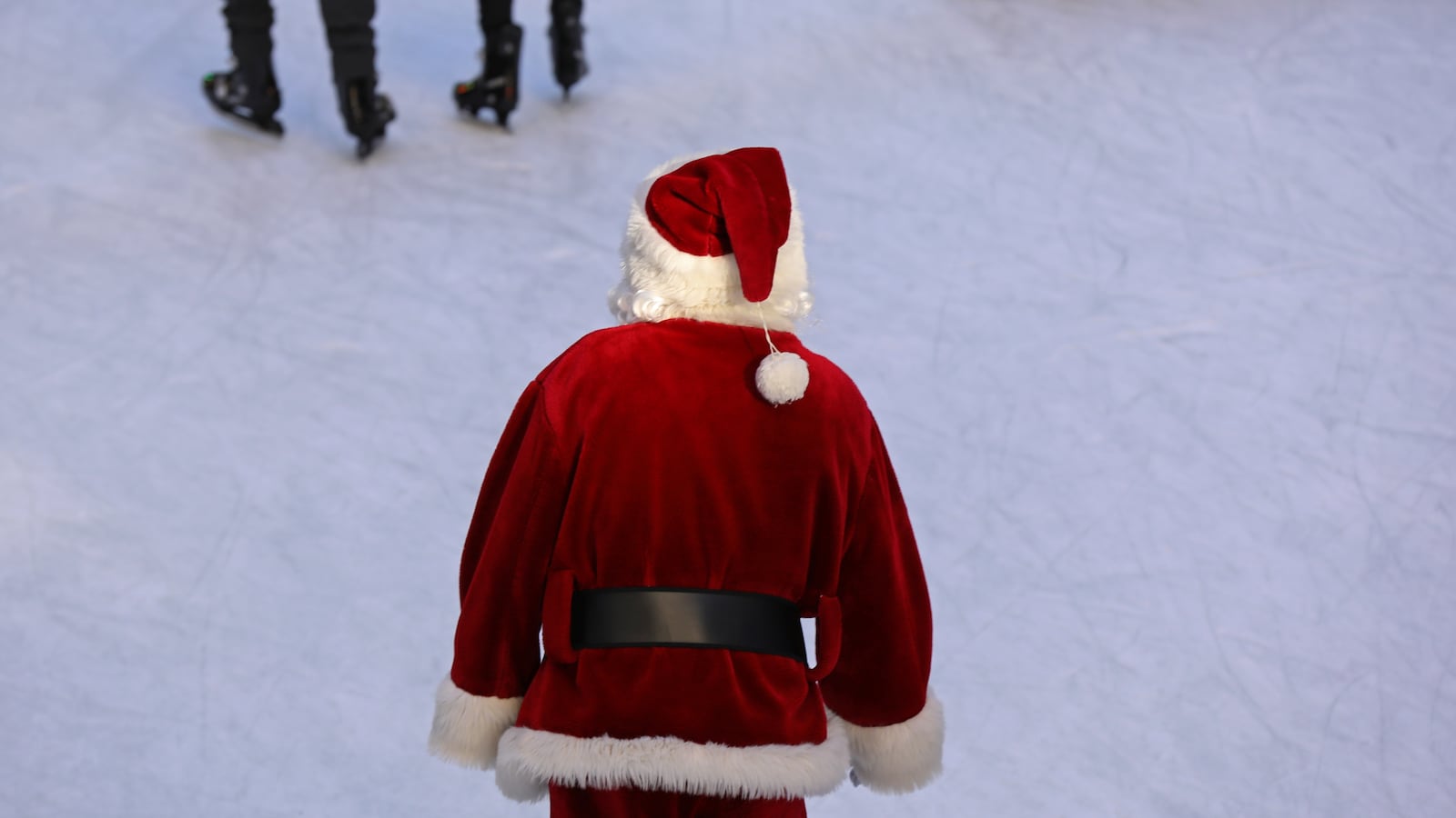 2020-12-07T030221Z_2092813898_RC23IK9I11Z4_RTRMADP_3_CHRISTMAS-SEASON-USA-NEW-YORK_vnxv4v