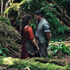 Jessie Buckley stars as Agnes and Paul Mescal as William Shakespeare in Hamnet.