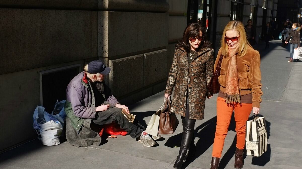 articles/2012/02/09/scenes-from-the-new-upper-class/upper-class_qowqgw