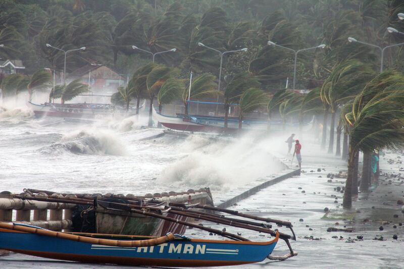 galleries/2013/11/08/monster-typhoon-haiyan-barrels-into-philippines-photos/typhoon-haiyan-1_f7vxtp