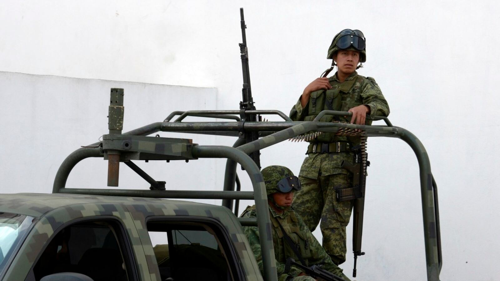 cheats/2012/10/03/two-arrested-in-border-killing/mexico-border-cheat_inrmzj