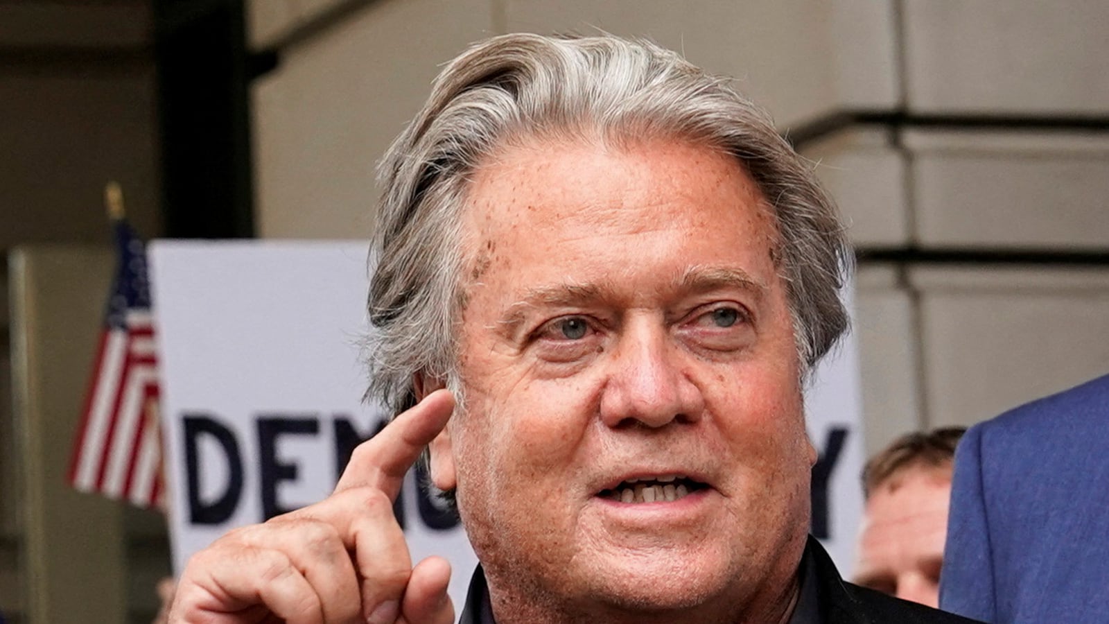 2022-07-19T140931Z_1920711555_RC2MEV998D8K_RTRMADP_3_USA-CAPITOL-SECURITY-BANNON_ebx2j6