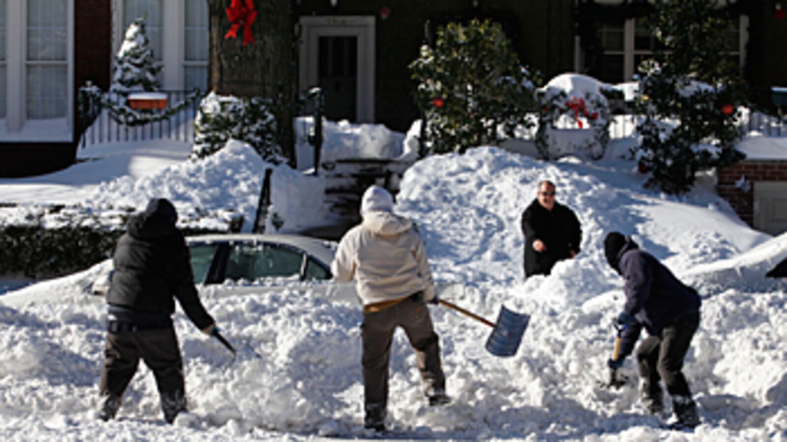 cheats/2010/12/28/east-coast-digs-out/shoveling-snow_iepgx1