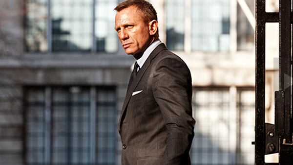 cheats/2012/12/09/box-office-skyfall-back-at-no-1/james-bond-skyfall-pictures-ew_yupanr
