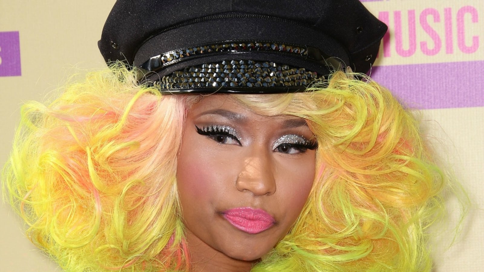 cheats/2012/10/02/minaj-cusses-out-carey/minaj-carey-fight-cs_r29wdv