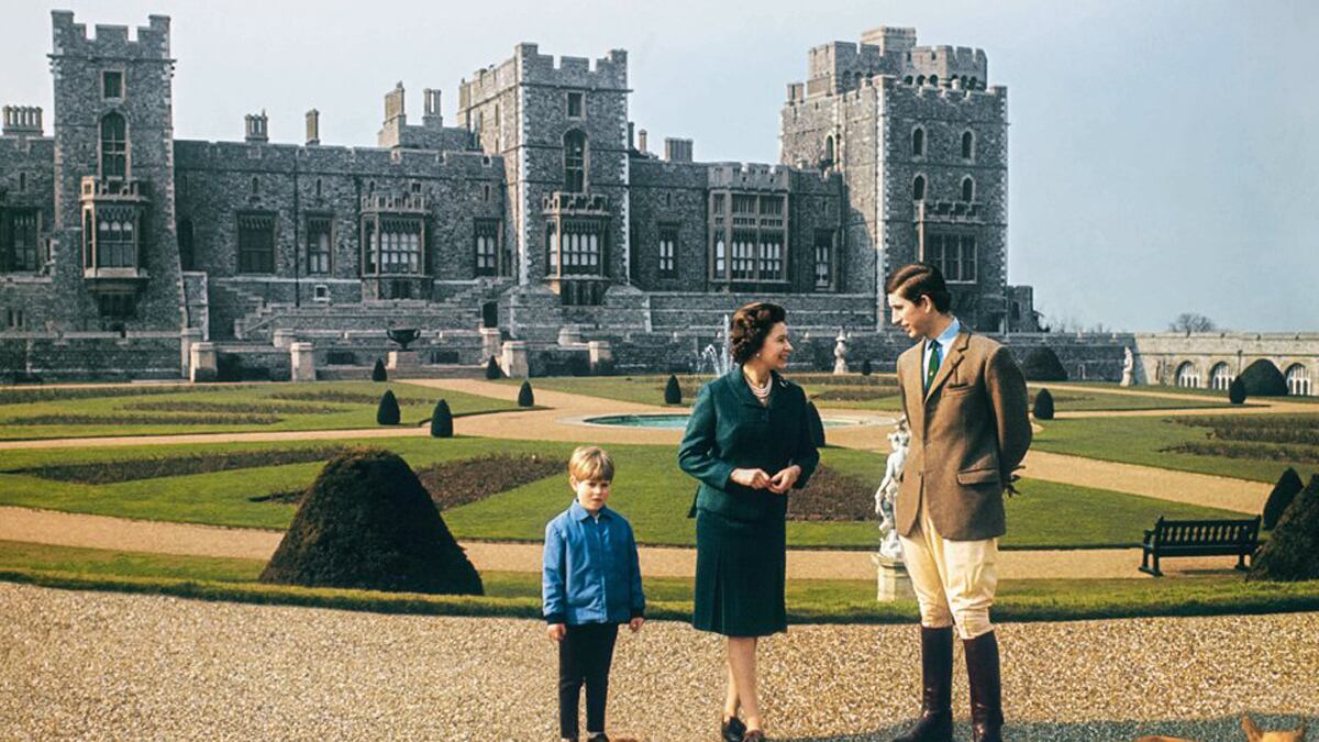 articles/2012/12/03/unseen-queen-intimate-photos-from-hm-s-60-year-reign/queen2_otumqa