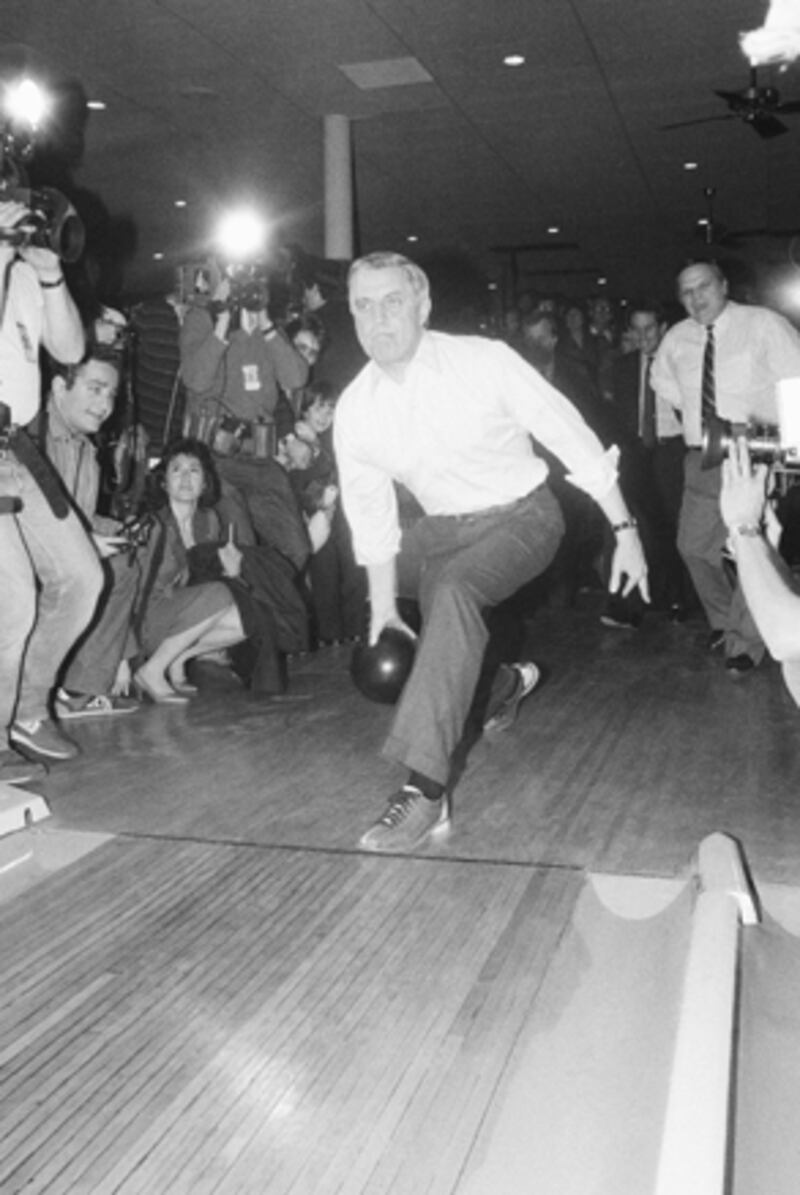 galleries/2010/02/16/politicians-bowling/politicians-bowling---mondale_tkon9e