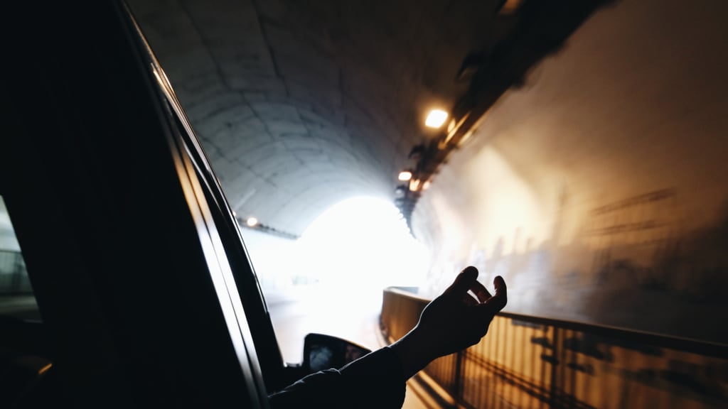 articles/2016/07/05/how-to-get-smarter-about-new-cars-online/160630-promo-car-hand-tease_vbntmg