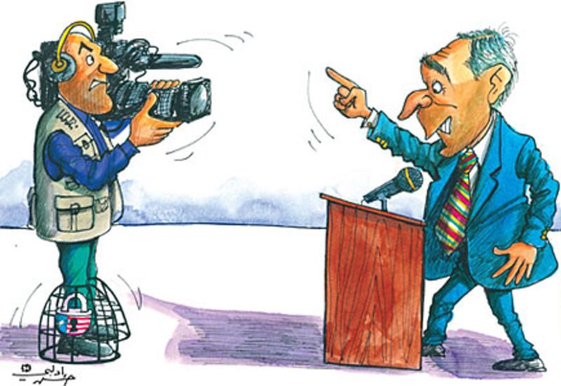 galleries/2008/12/16/throwing-shoes-at-bush/bush-shoe---cameraman_eepp57