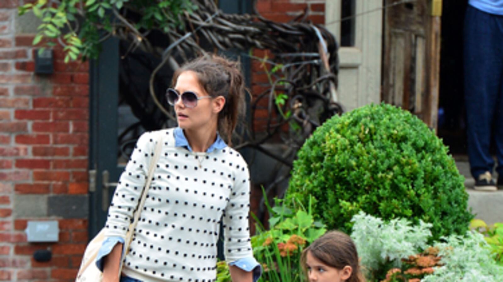articles/2012/08/04/katie-holmes-holmes-yang-line-debuts-september-9-at-new-york-fashion-week/suri-cruise-pastis_ys3rhs