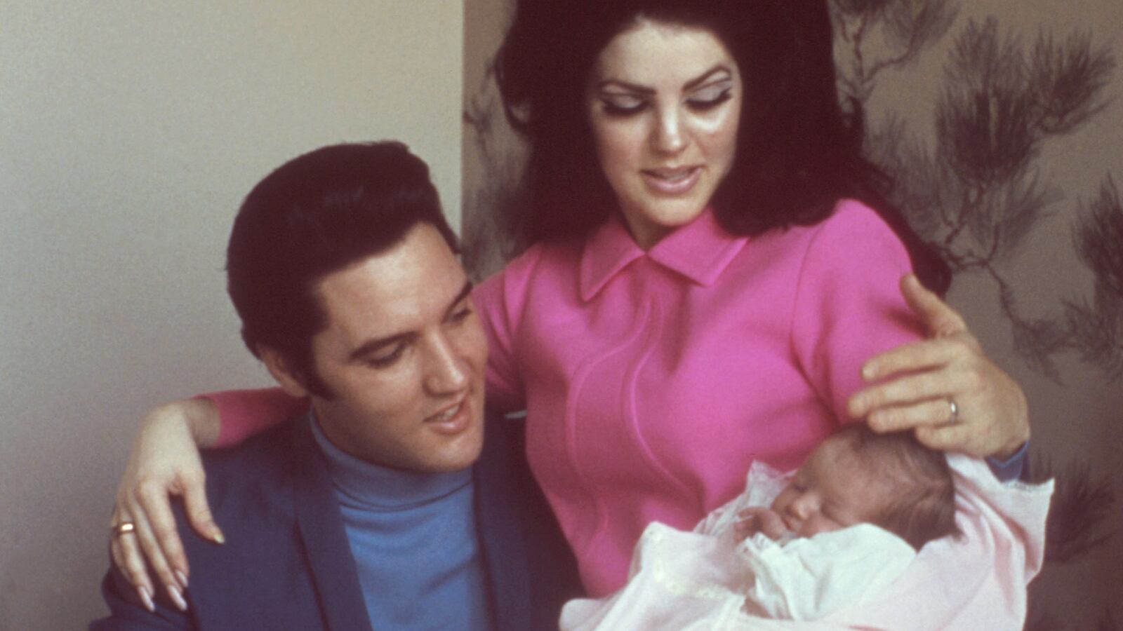 MEMPHIS, TN - FEBRUARY 5: Rock and roll singer Elvis Presley with his wife Priscilla Beaulieu Presley and their 4 day old daughter Lisa Marie Presley on February 5, 1968 in Memphis, Tennessee. (Photo by Michael Ochs Archives/Getty Images)