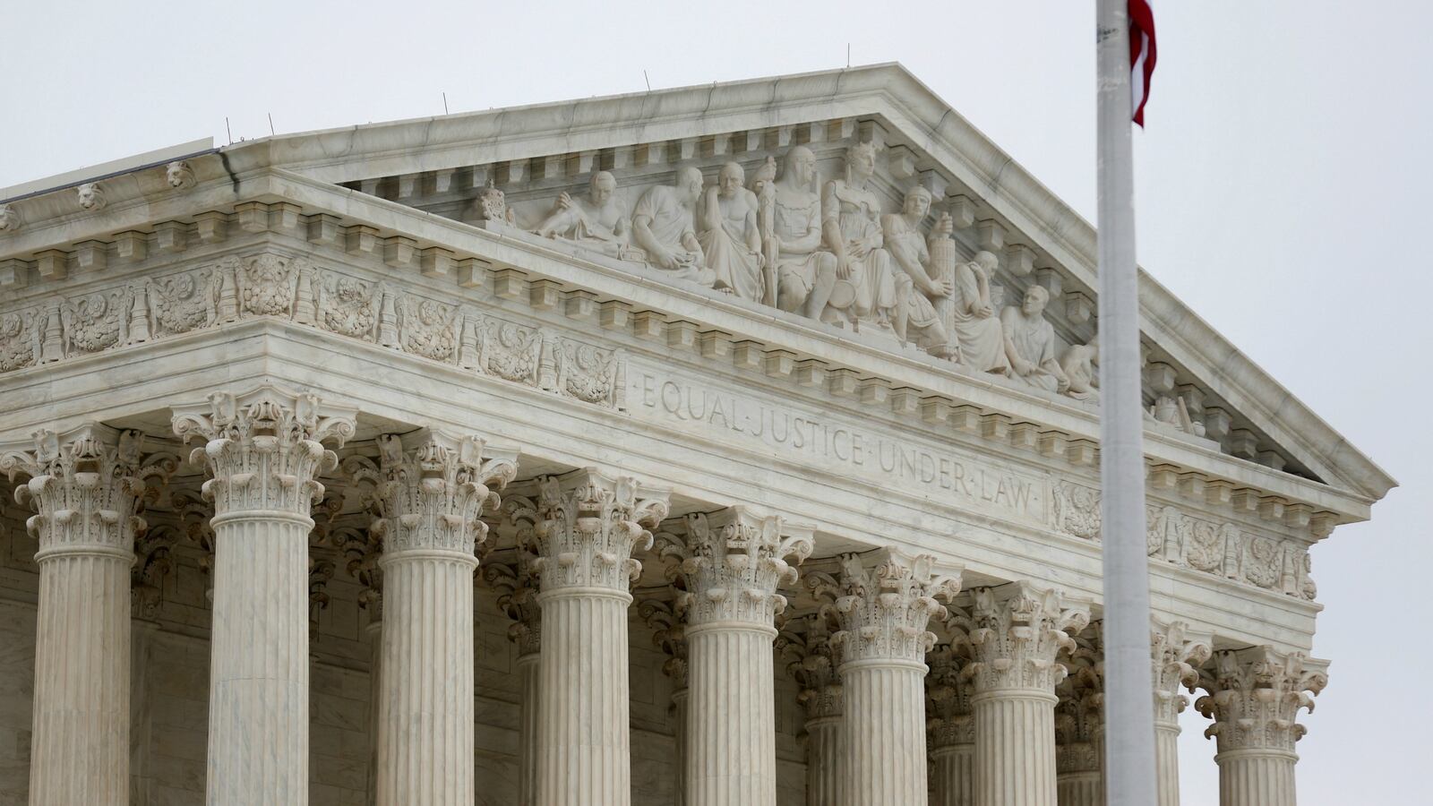 REUTERS_Joshua_Roberts_File_Photo_cprwzd