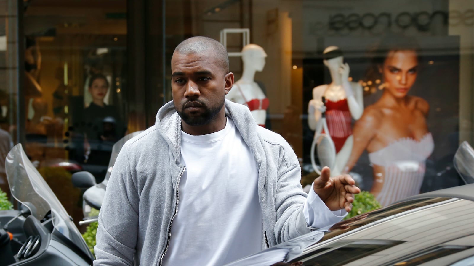 cheats/2014/09/11/kanye-hospitalized-in-australia/140911-kanye-cheat_fhhhx3