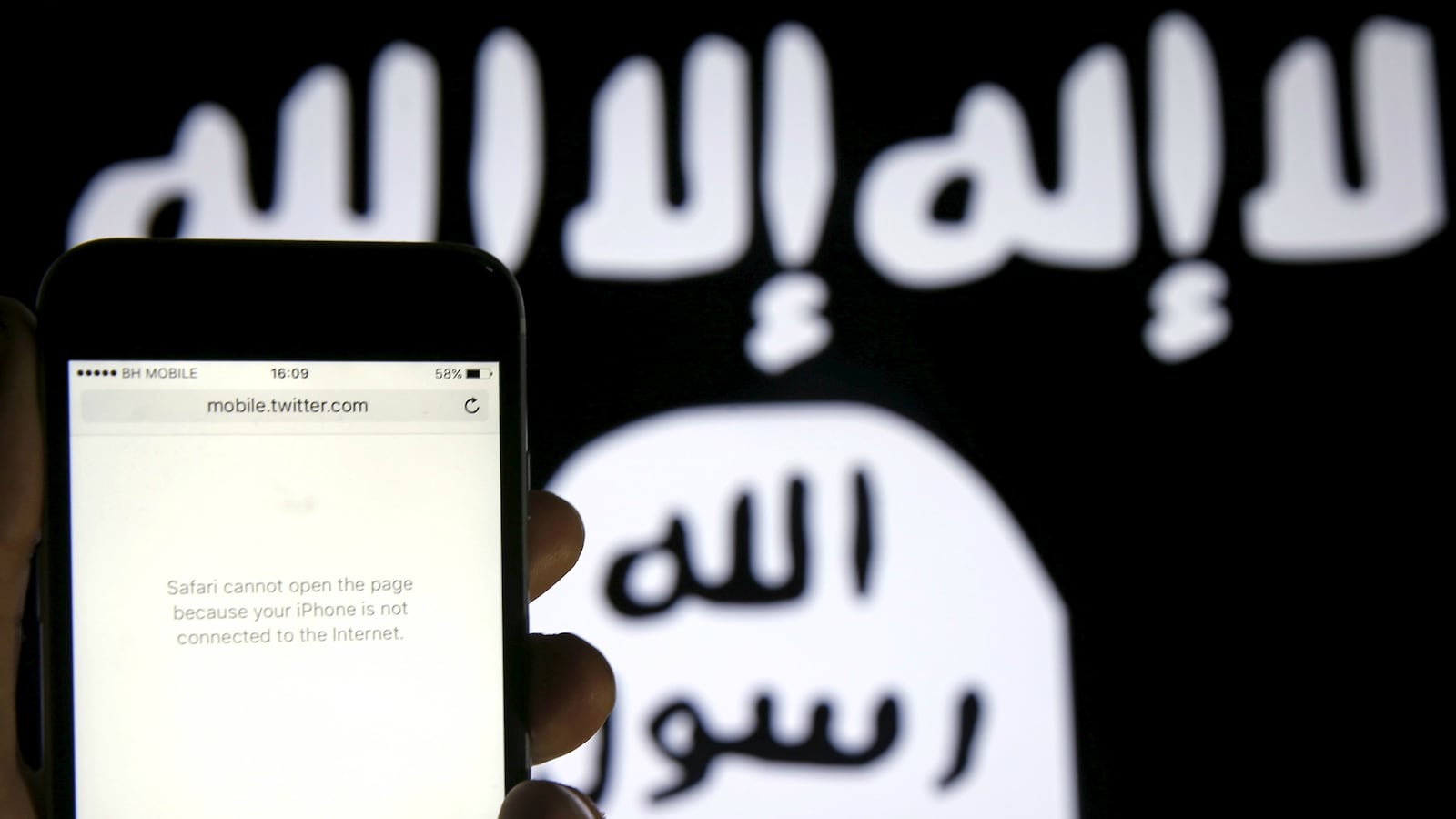 cheats/2017/05/01/fbi-translator-married-isis-terrorist/170501-fbi-isis-wedding-cheat_zrg6n6