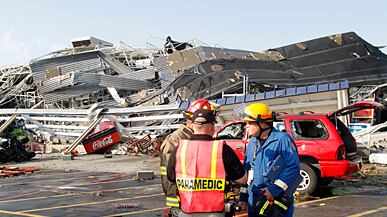 cheats/2011/04/17/furious-us-storm-claims-40-lives/storm-death-toll-up_z2fxhj