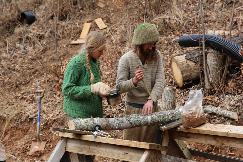 articles/2015/09/08/live-free-or-die-these-re-wilders-thrive-off-a-technology-free-existence/150825-jones-rewilder3-embed_cvc765