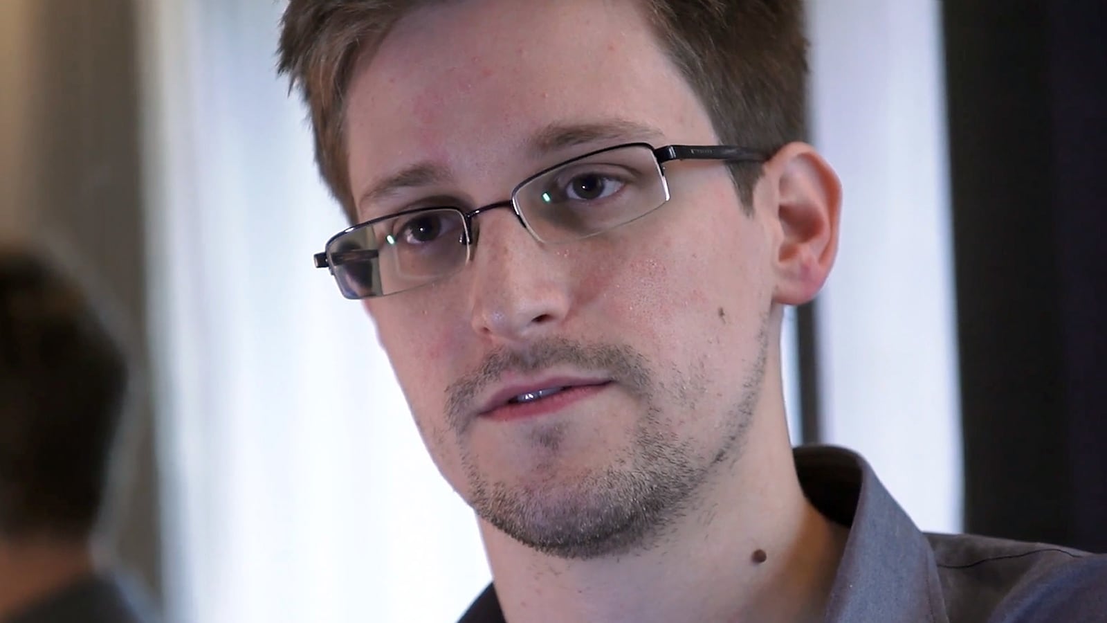articles/2013/06/10/edward-snowden-we-love-you-why-we-should-resist-the-hero-worship/130609-snowden-fan-club-moynihan-tease_trbcze