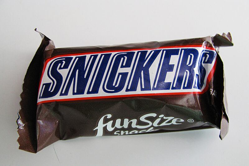 galleries/2011/10/14/most-fattening-halloween-candy-snickers-twix-kit-kat-candy-corn-photos/deadliest-halloween-candy-most-fattening-gal-snicker-fun-size_prnpzl