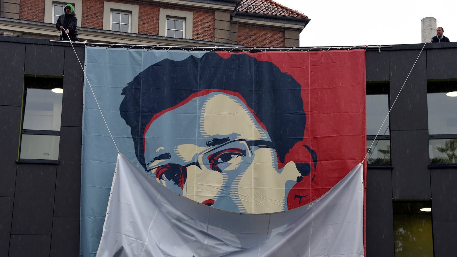 articles/2014/06/08/snowden-deserves-the-medal-of-freedom-not-prosecution/140606-parini-snowden-tease_synzm6