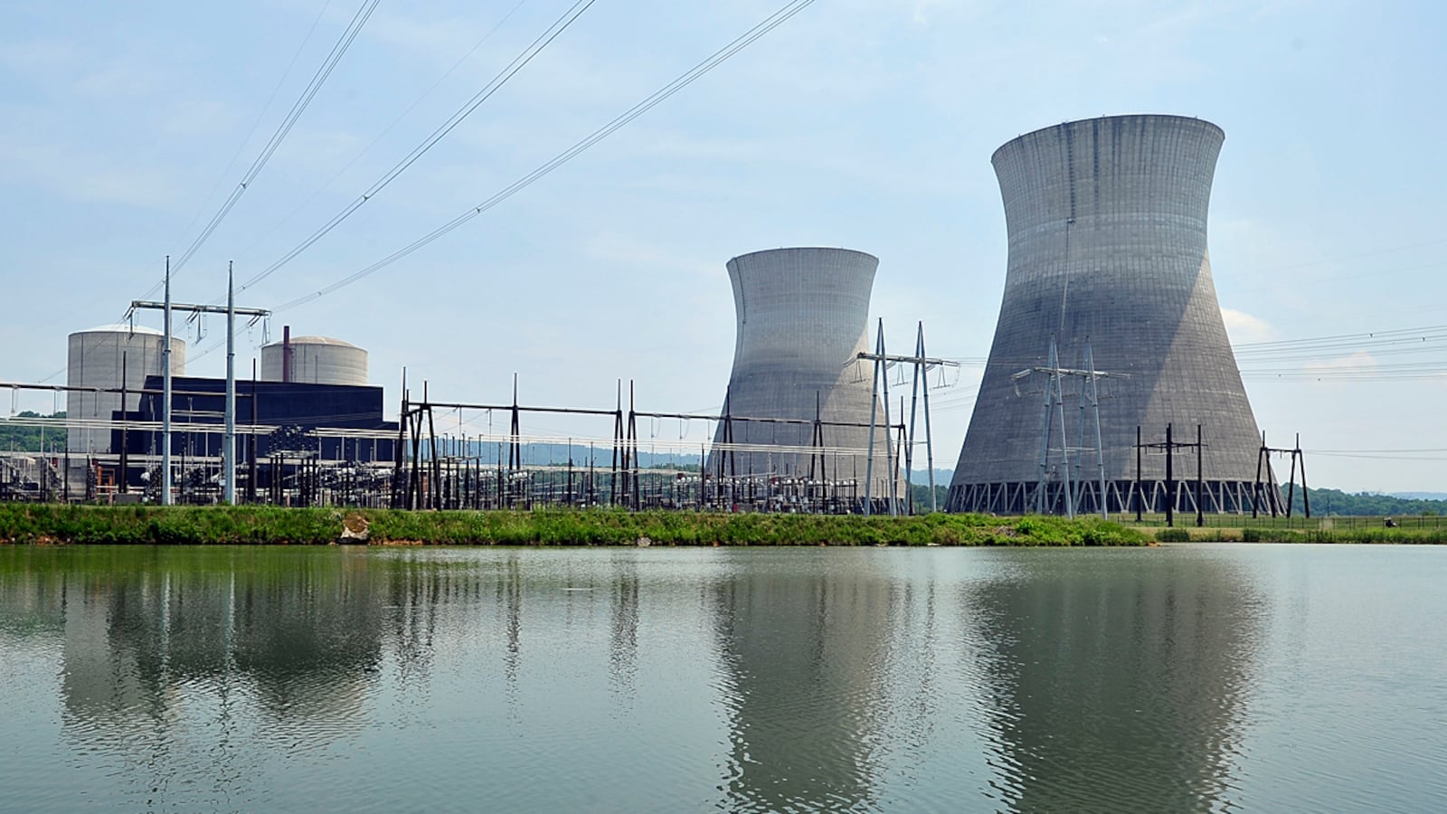 cheats/2011/06/20/u-s-nuke-regulators-weakened-rules/nuclear-power-plant-us-cheat_hhoanr