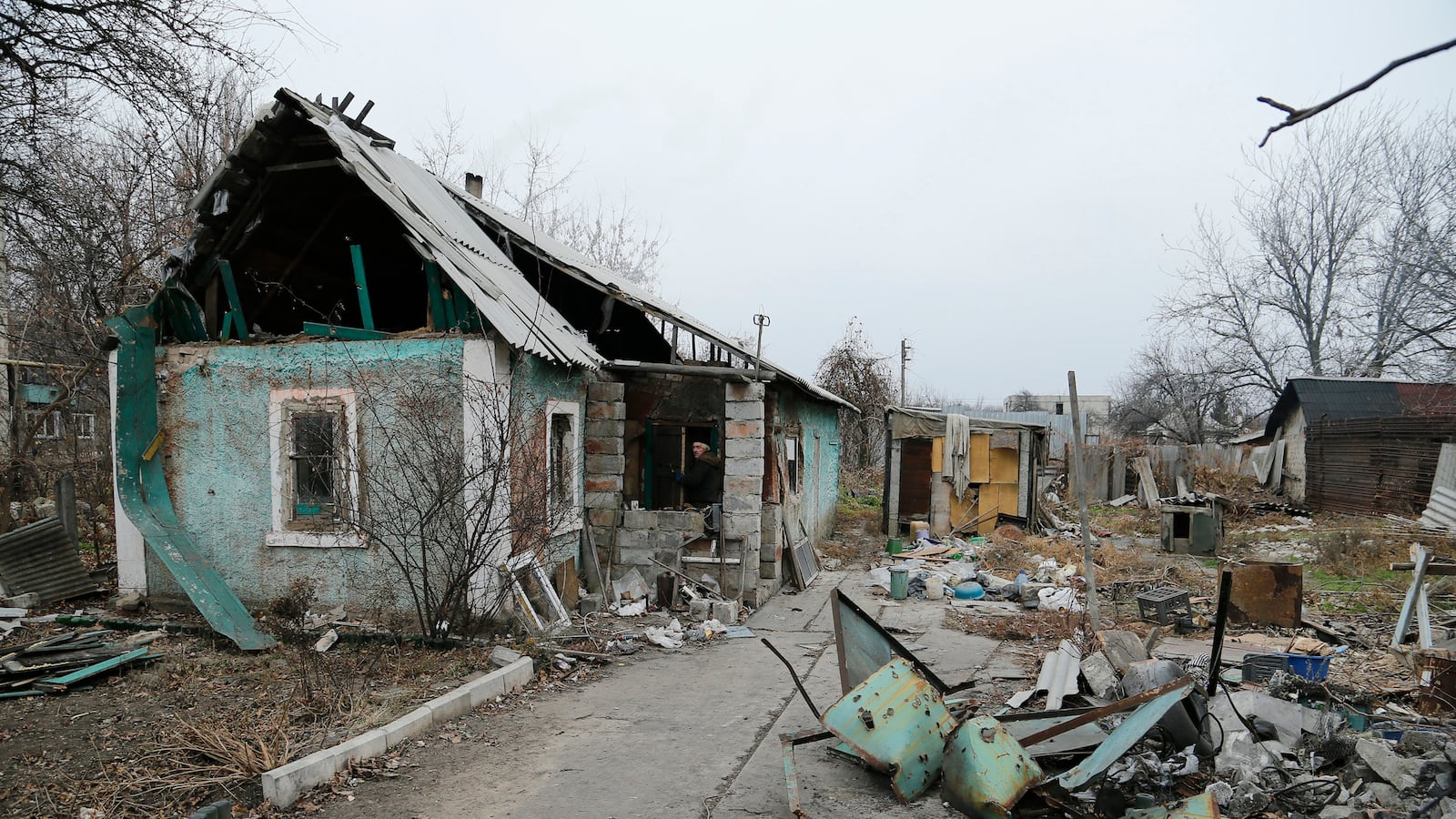 cheats/2014/11/20/13-killed-each-day-in-ukraine/141120-ukraine-cheat_fsh8cl