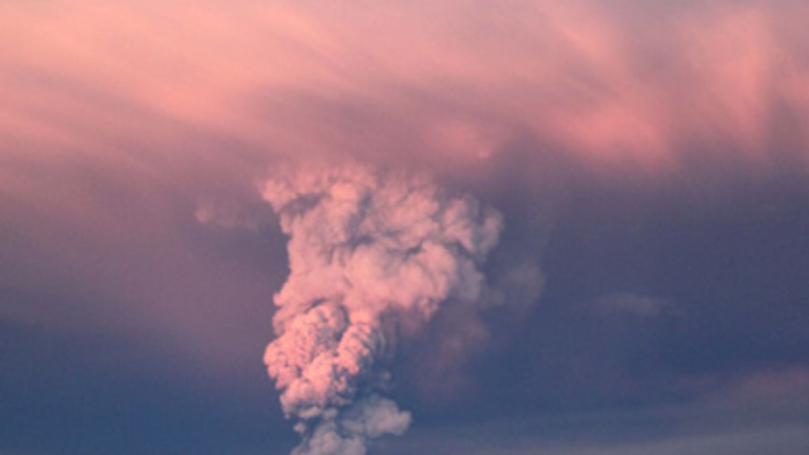 cheats/2011/05/22/iceland-closes-main-airport/iceland-volcano-airport_vbp1vy