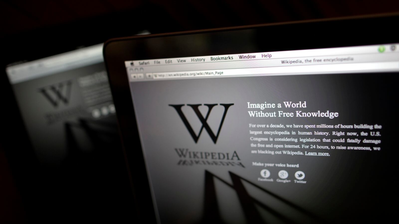 cheats/2012/01/18/websites-go-dark-to-protest-piracy-bills/wikipedia-goes-dark-protest-piracy-bills-cheat_oqsc5i