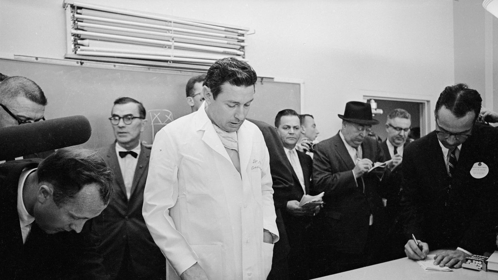 articles/2013/11/22/jimmy-breslin-on-jfk-s-assassination-two-classic-columns/131121-breslin-jfk-article-tdb-tease_kj9y4f