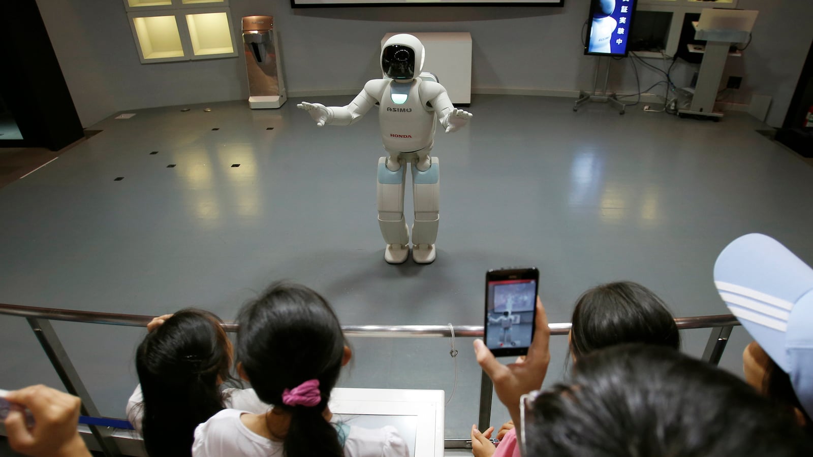 cheats/2013/07/12/humanoid-robot-debuts/130712-robots-cheat_xhzuhv