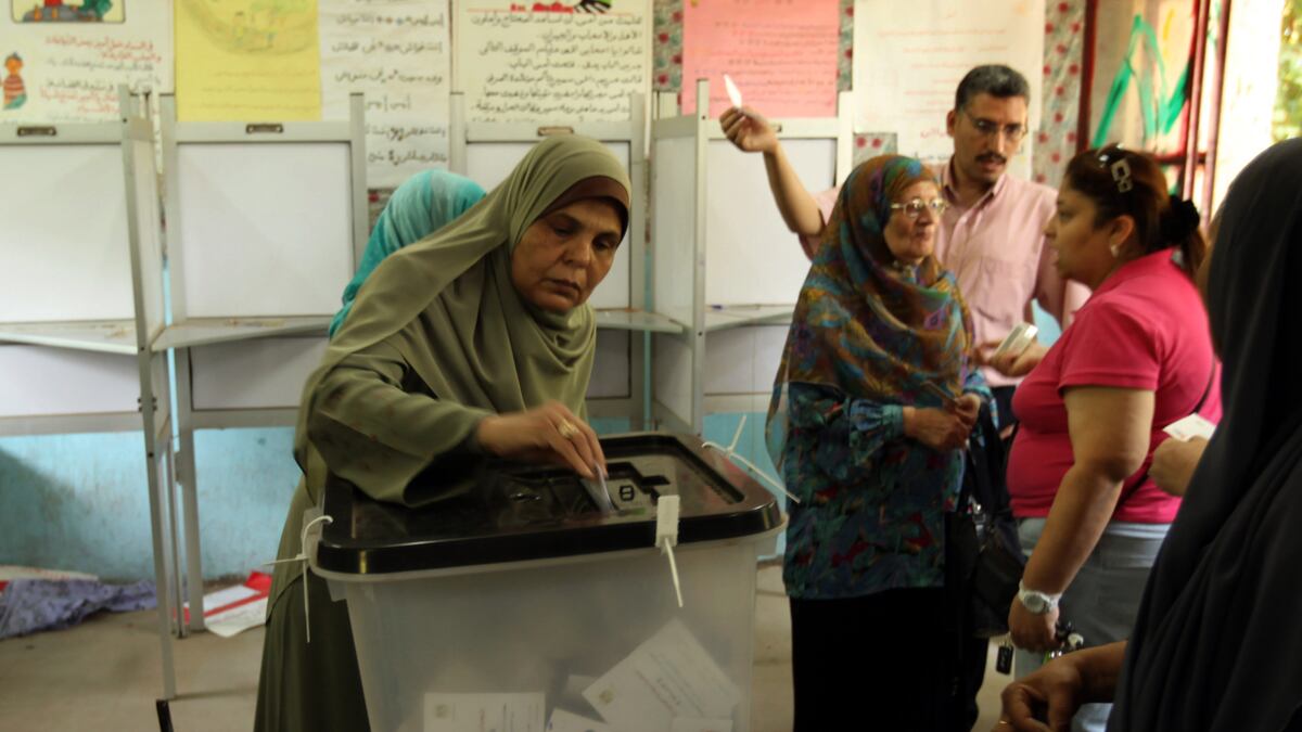 cheats/2012/06/17/egyptian-run-off-vote-continues/egypt-day-two-election-run-off-cheat_tknigm