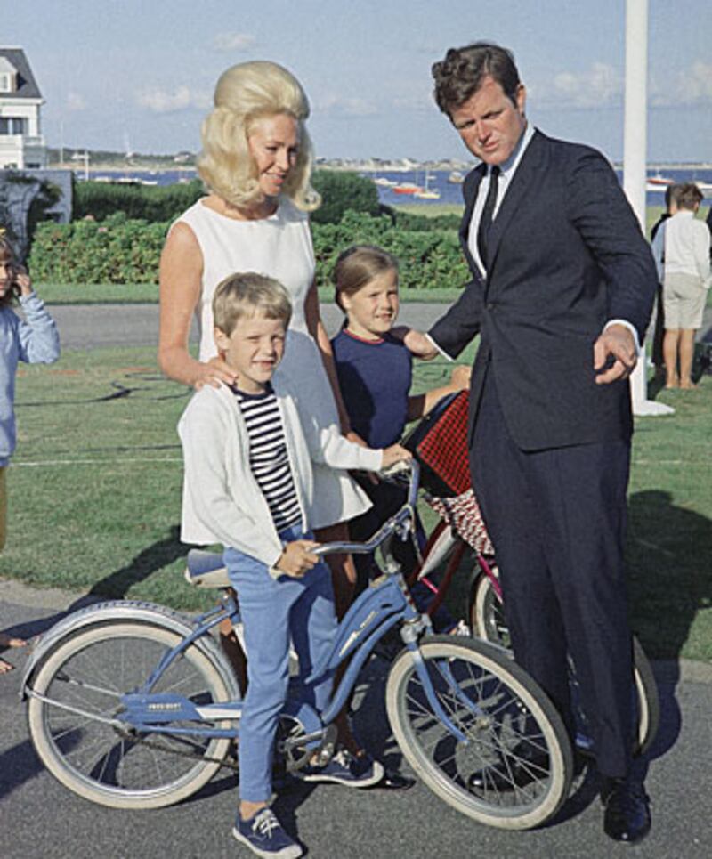 galleries/2009/07/30/intimate-photos-of-the-kennedy-family/kennedy-fam-7_p1bgie