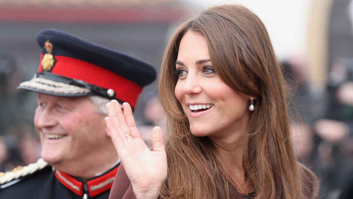 articles/2013/03/05/where-s-the-bump-kate-middleton-in-grimsby/kate-middleton_yx5p63