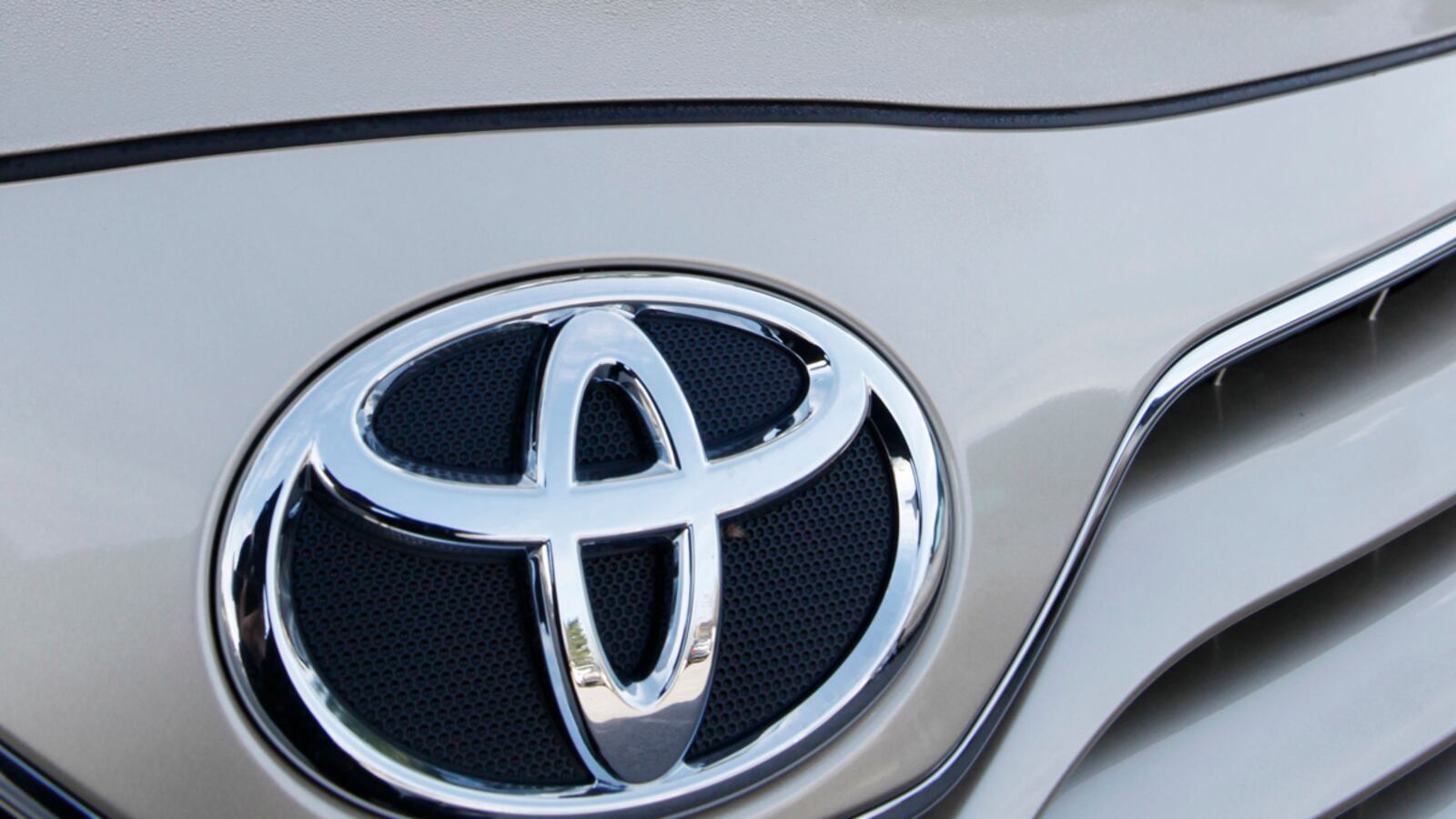 cheats/2012/06/18/feds-eye-1-4-million-camrys/toyota-camry-power-window-fire-investigation-cheat_buzaqa