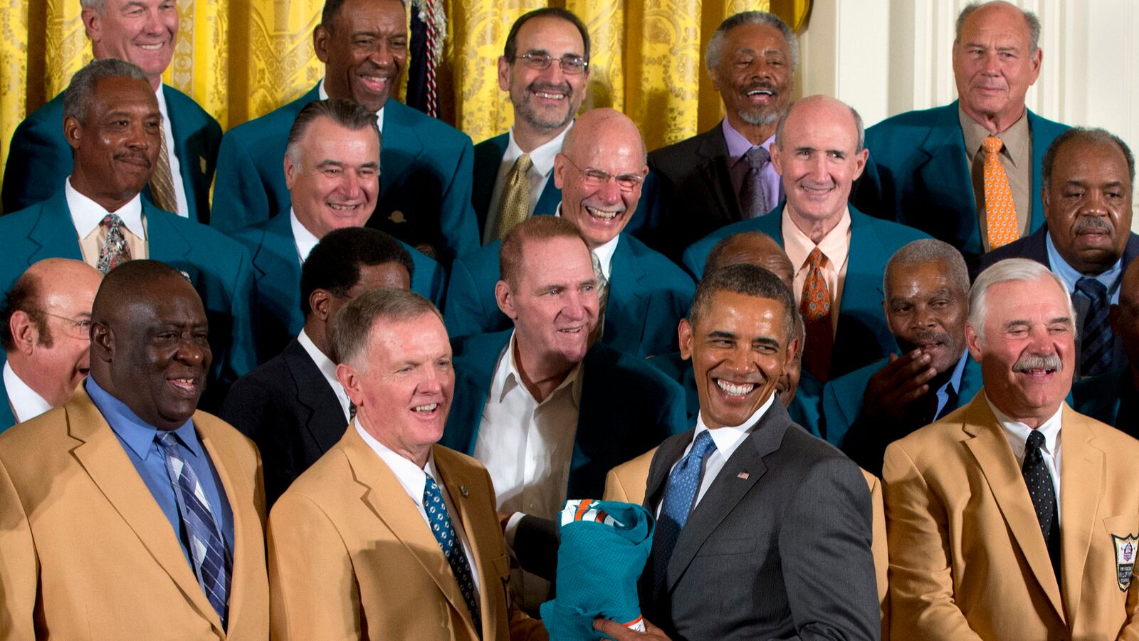 cheats/2013/08/20/1972-miami-dolphins-visit-the-white-house/130820-obama-1972-dolphins-cheat_viqnts