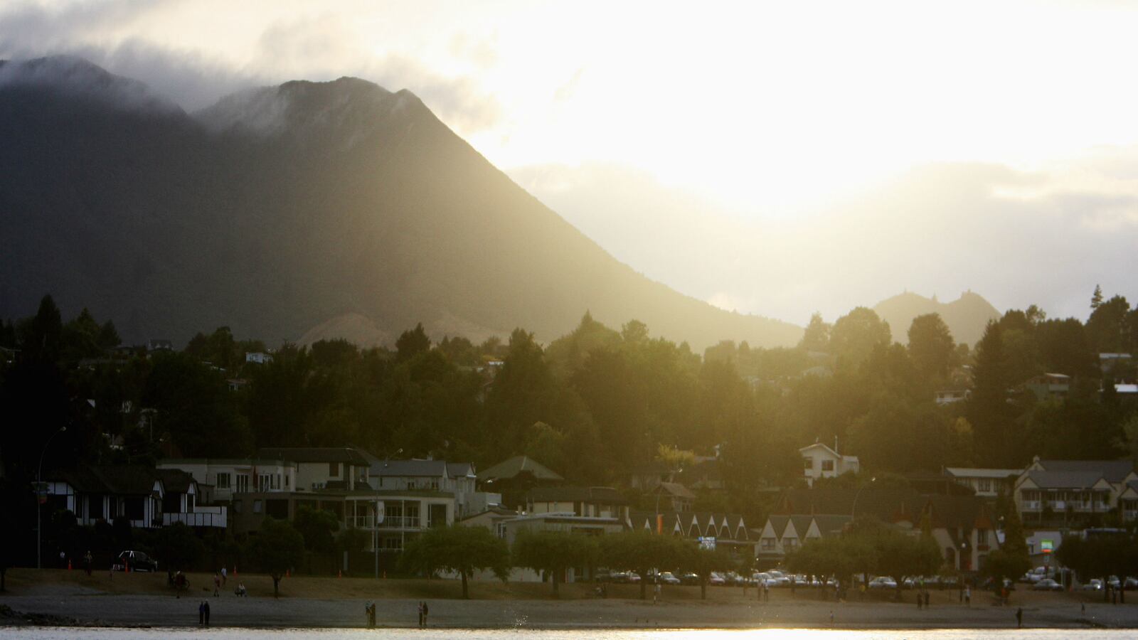 cheats/2015/01/06/nz-skydivers-jump-before-plane-crash/150106-lake-taupo-cheat_dp4n28