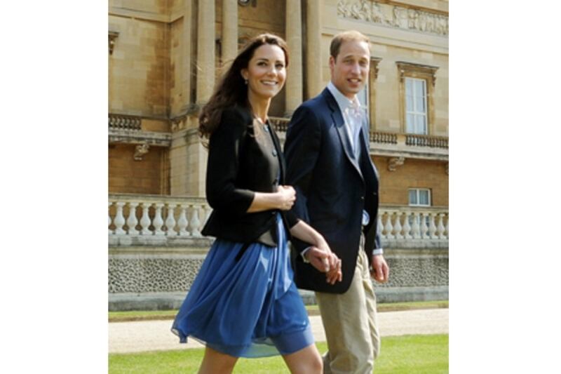 articles/2011/04/30/will-and-kate-leave-palace-by-helicopter/kate-will-walking_wcsst0
