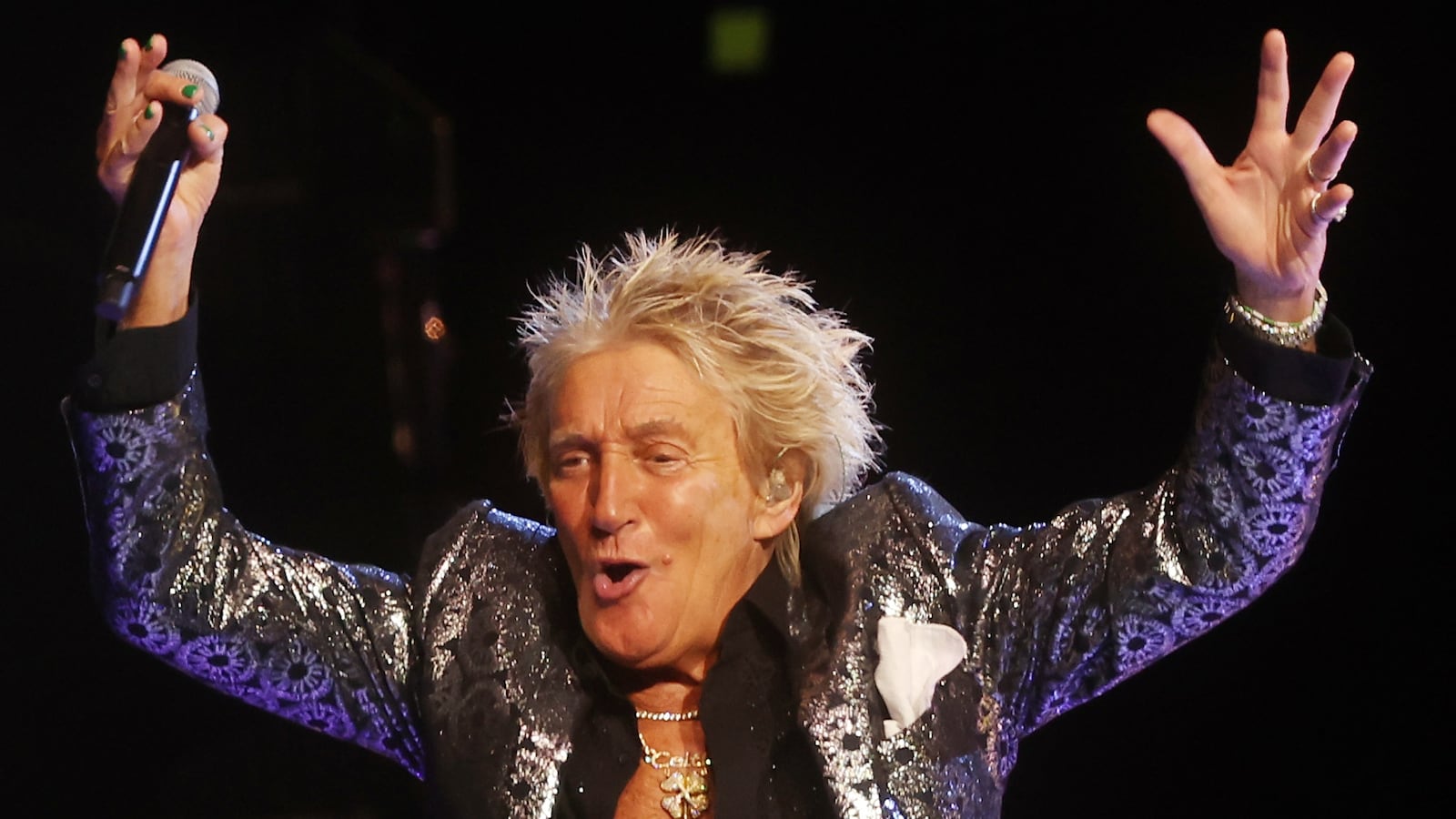 Rod Stewart shakes it up in Phoenix, Arizona this summer.