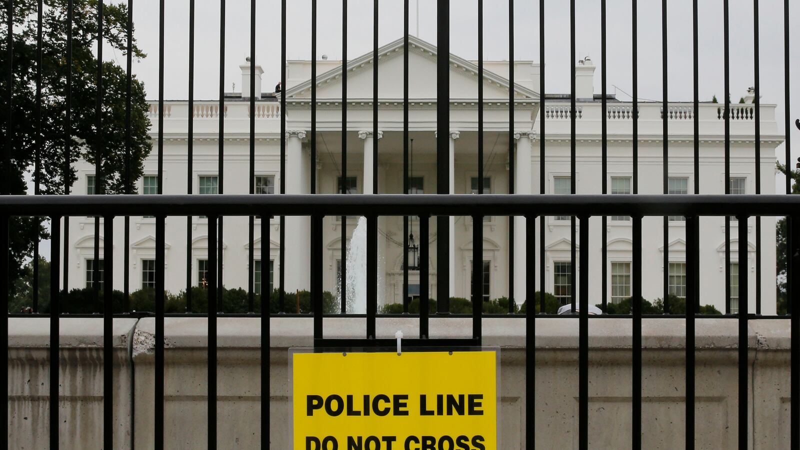 cheats/2014/09/29/white-house-jumper-made-it-to-east-room/140929-white-house-cheat_lsalzo